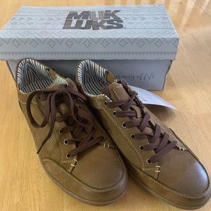 Never worn Mum Luk casual brown shoes size 9!